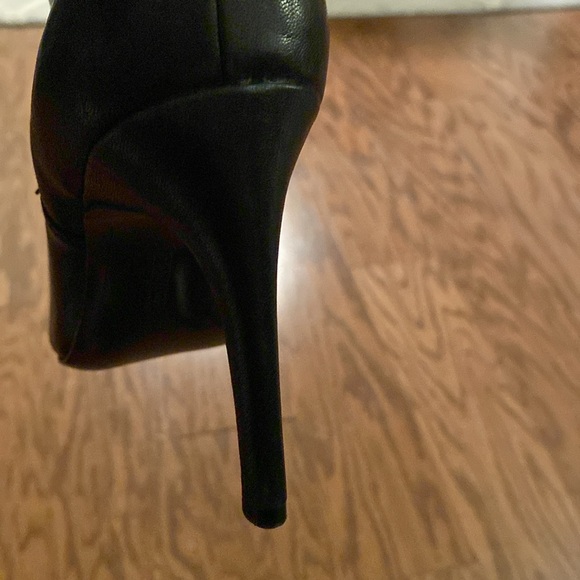 Vince Camuto EUC High Heel Boots, 9M/39, no callouts, outside zippers, leather - Picture 5 of 6